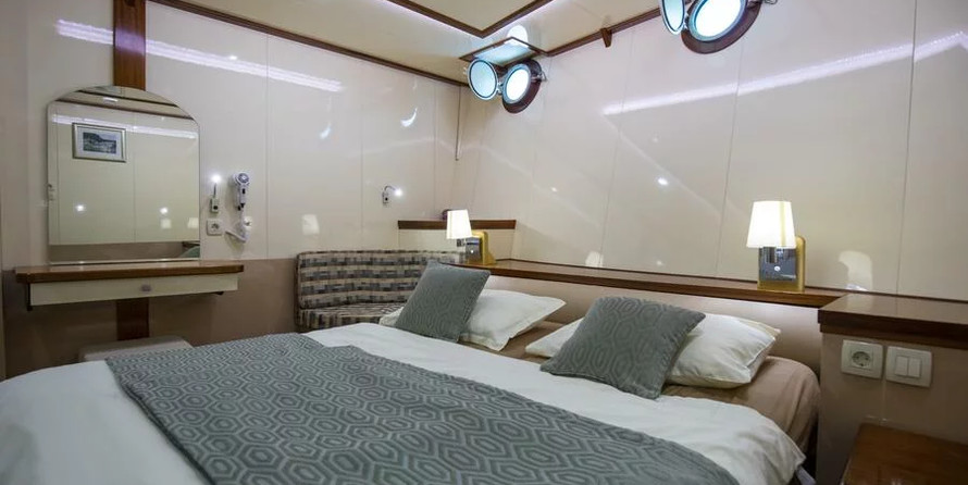 Luxury motor yacht pearl 60