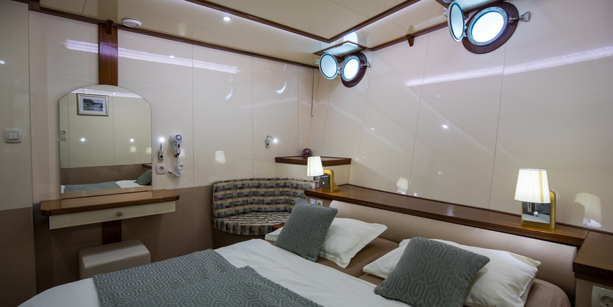 Luxury motor yacht pearl 60