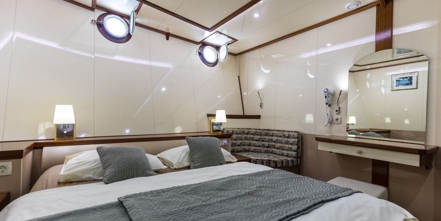 Luxury motor yacht pearl 60