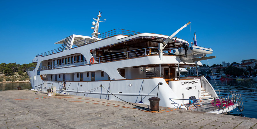 Luxury motor yacht pearl 60