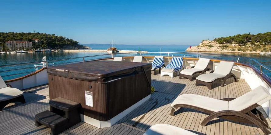 Luxury motor yacht pearl 60