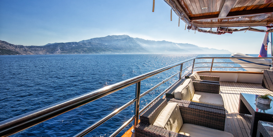 Luxury motor yacht pearl 60