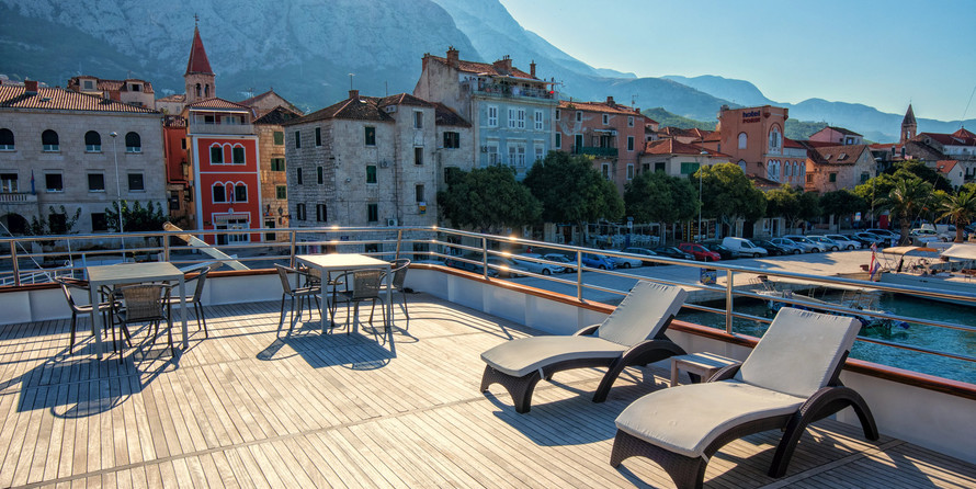 Luxury motor yacht pearl 60