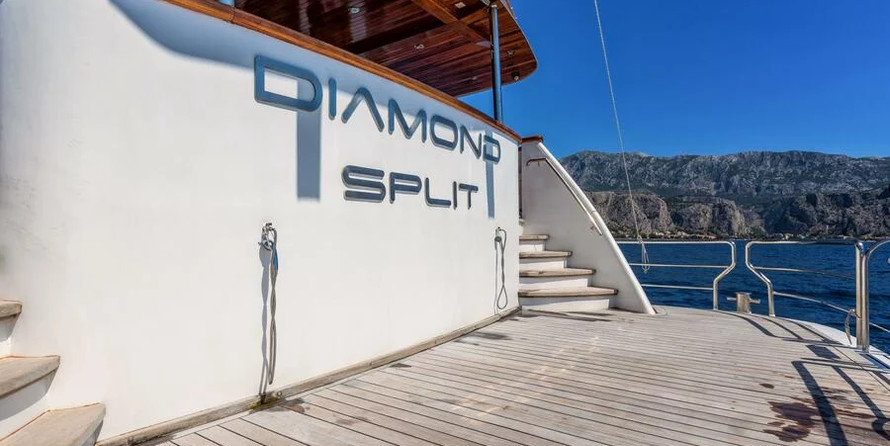 Luxury motor yacht pearl 60