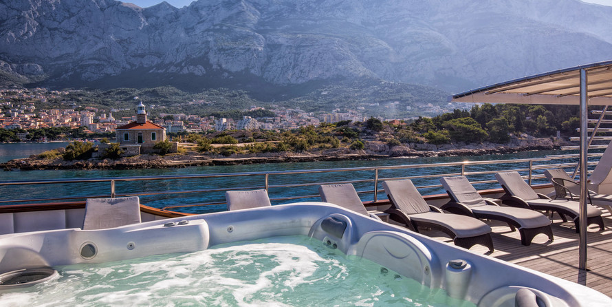 Luxury motor yacht pearl 60