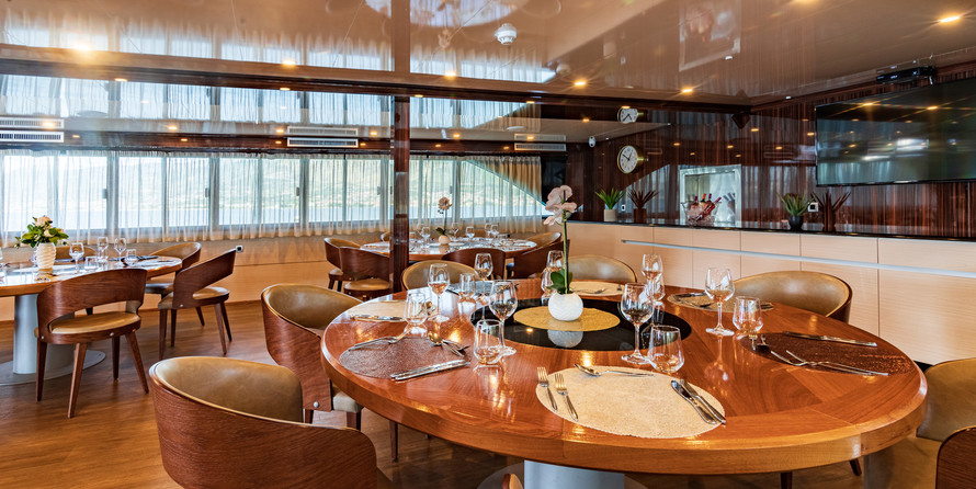 Luxury motor yacht pearl 60