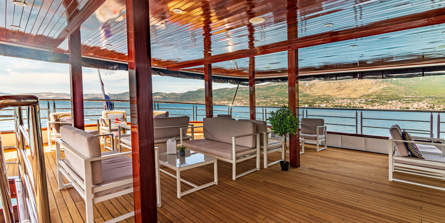 Luxury motor yacht pearl 60