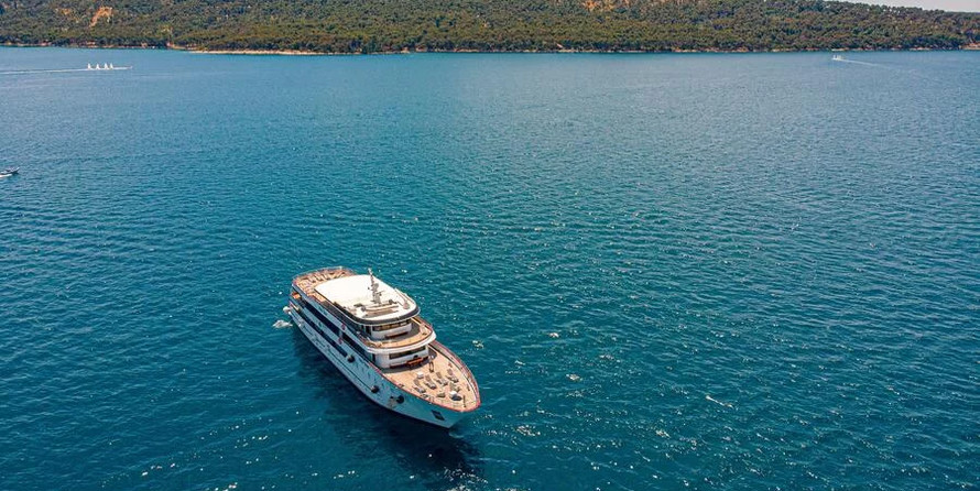 Luxury motor yacht pearl 60