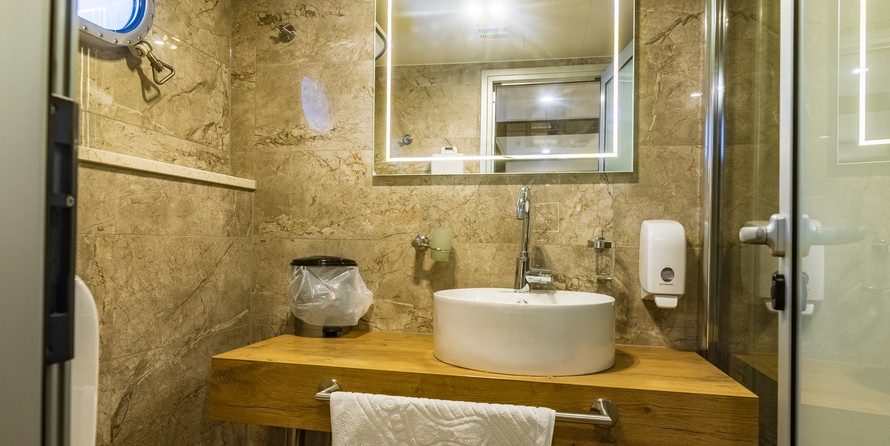 Luxury motor yacht pearl 60