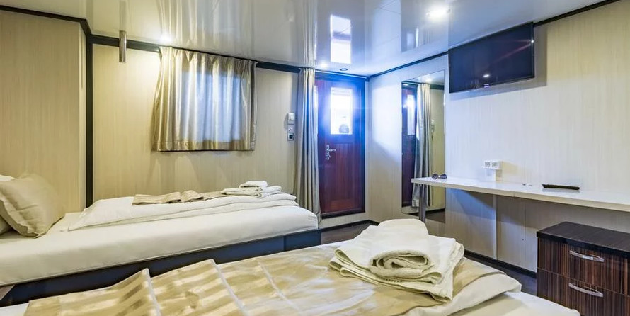 Luxury motor yacht pearl 60