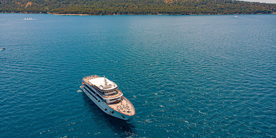 Luxury motor yacht pearl 60