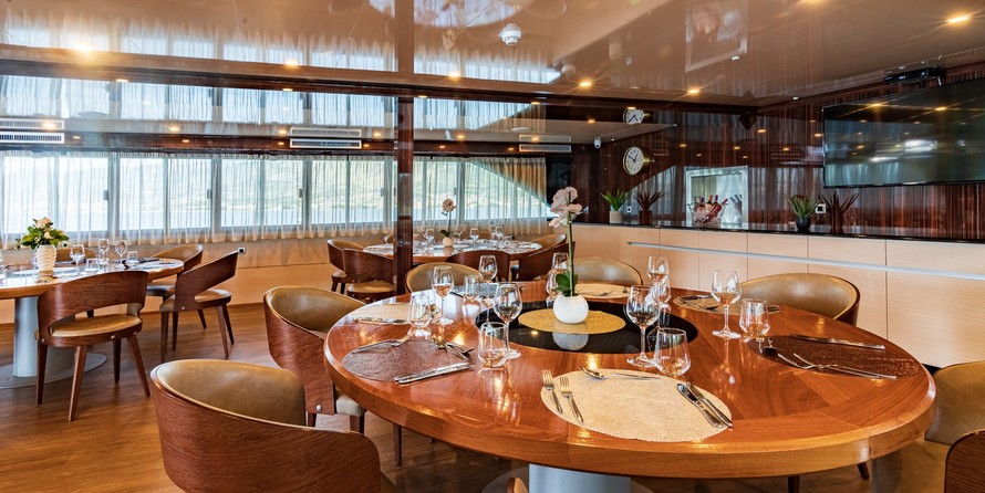 Luxury motor yacht pearl 60