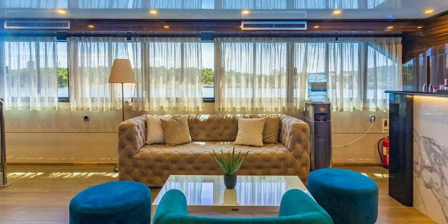 Luxury motor yacht pearl 60