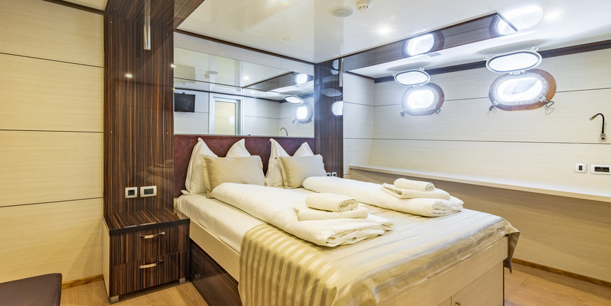 Luxury motor yacht pearl 60