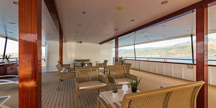 Luxury motor yacht pearl 60