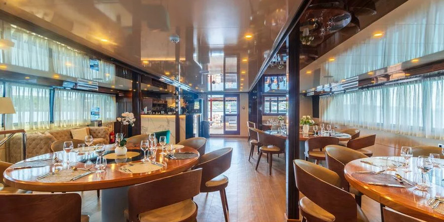 Luxury motor yacht pearl 60