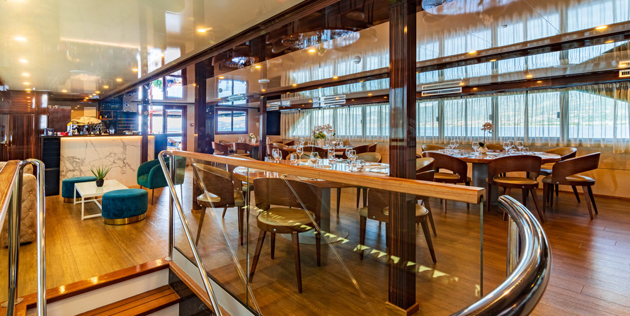 Luxury motor yacht pearl 60