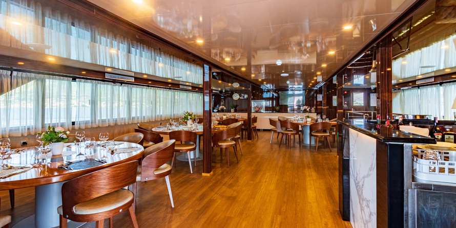 Luxury motor yacht pearl 60