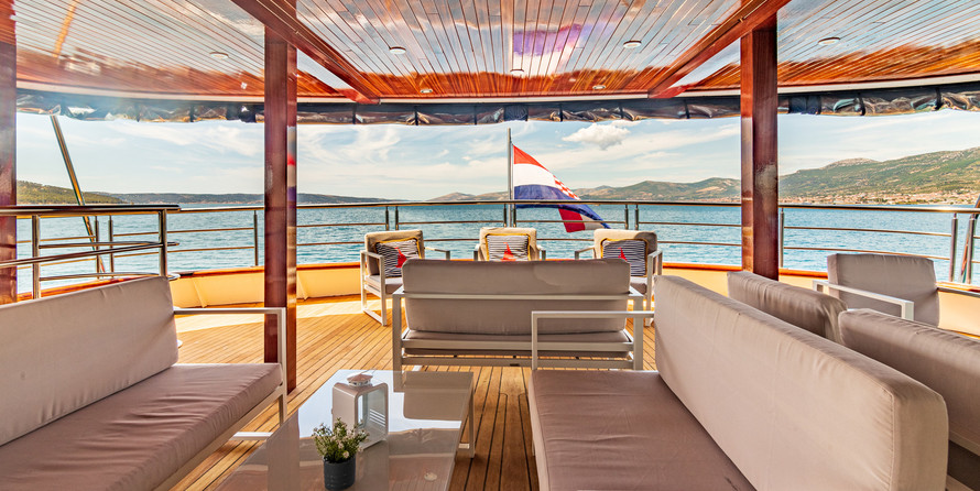 Luxury motor yacht pearl 60