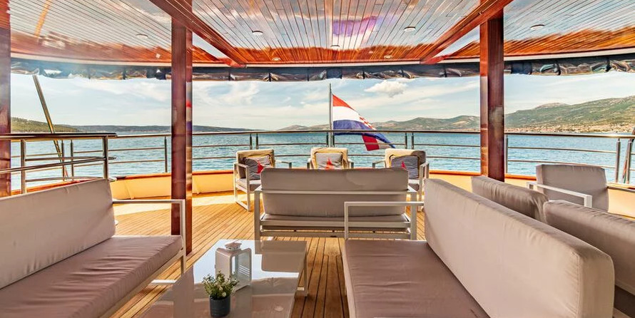 Luxury motor yacht pearl 60