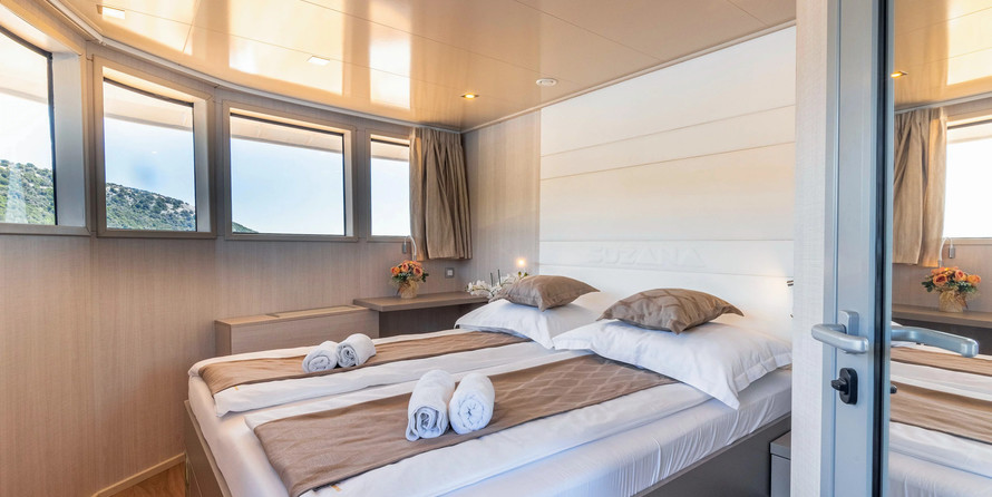 Luxury motor yacht pearl 60