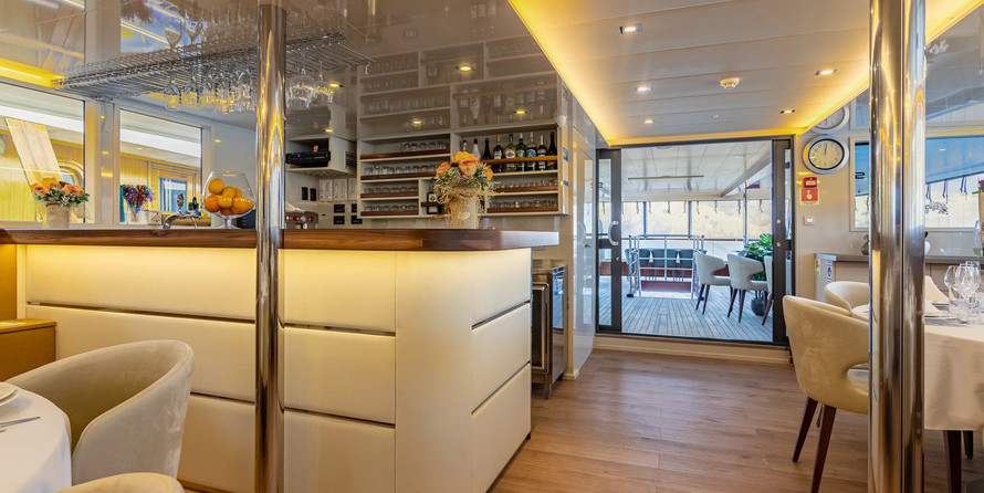 Luxury motor yacht pearl 60