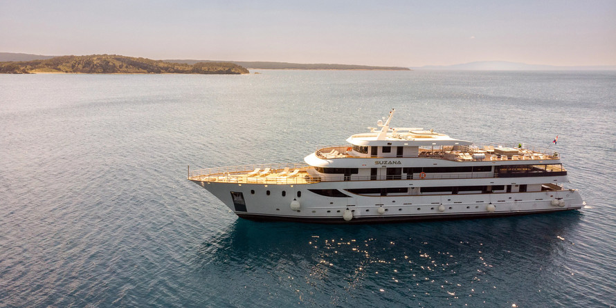 Luxury motor yacht pearl 60