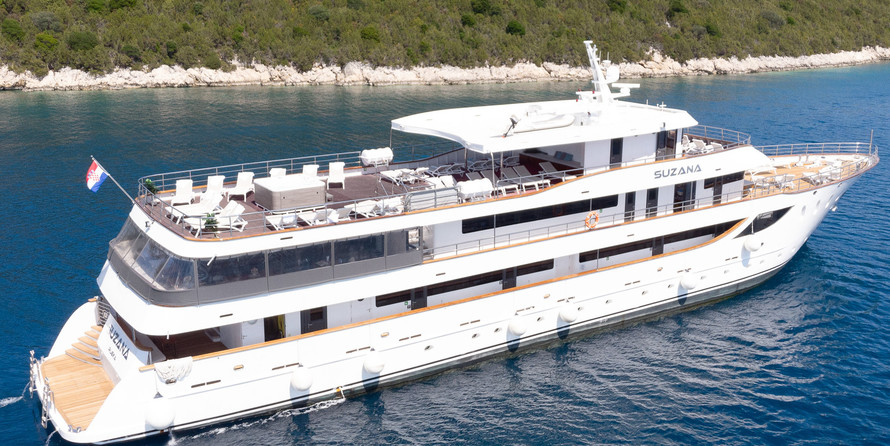 Luxury motor yacht pearl 60