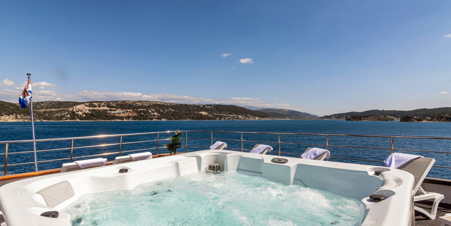 Luxury motor yacht pearl 60