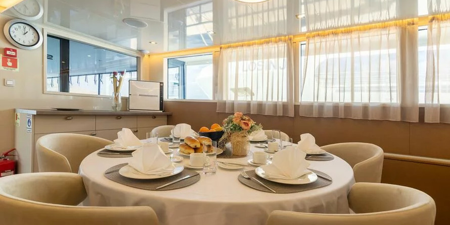 Luxury motor yacht pearl 60