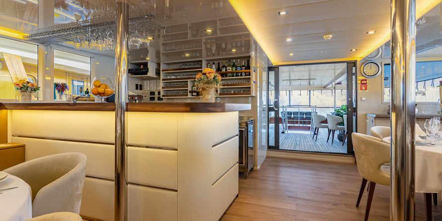 Luxury motor yacht pearl 60