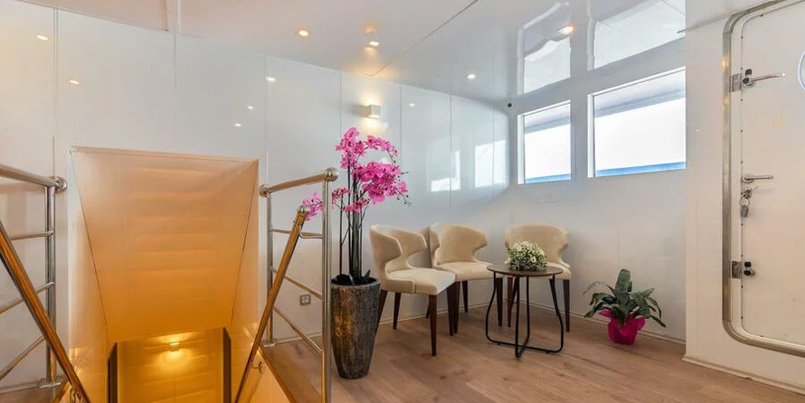 Luxury motor yacht pearl 60