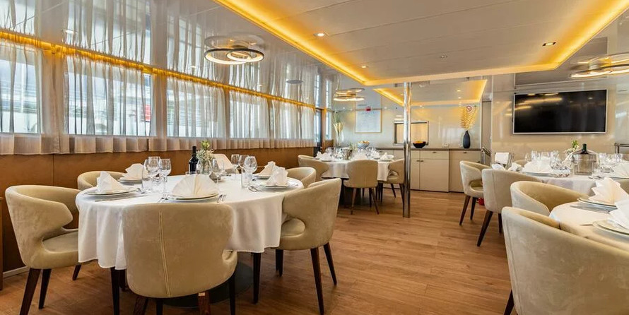 Luxury motor yacht pearl 60