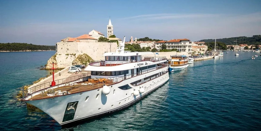 Luxury motor yacht pearl 60