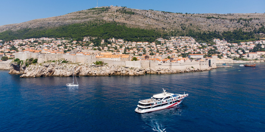 Luxury motor yacht pearl 60