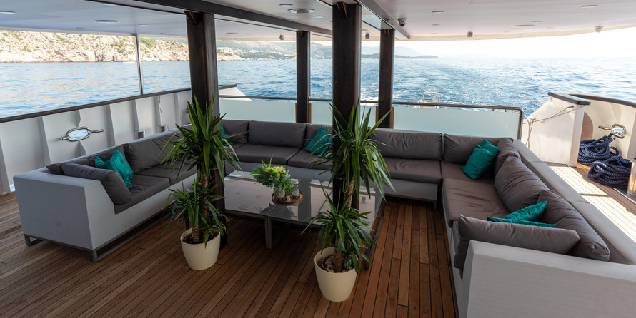 Luxury motor yacht pearl 60