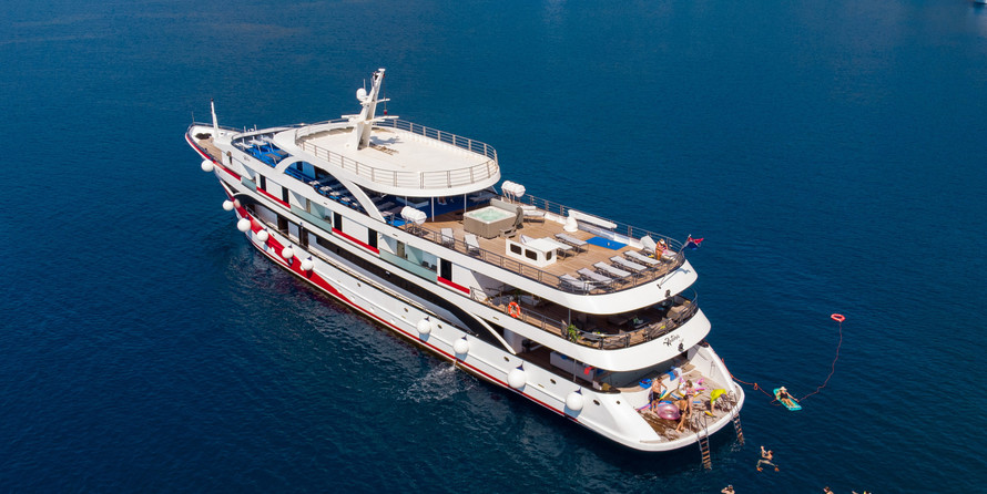 Luxury motor yacht pearl 60