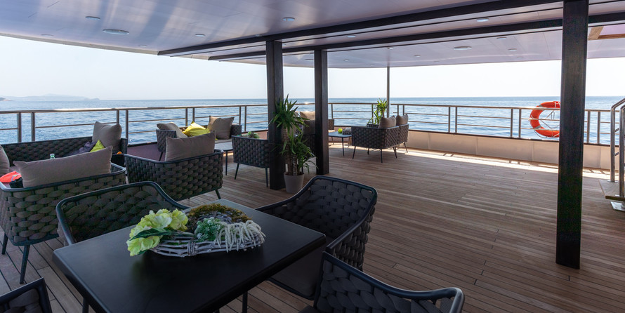 Luxury motor yacht pearl 60