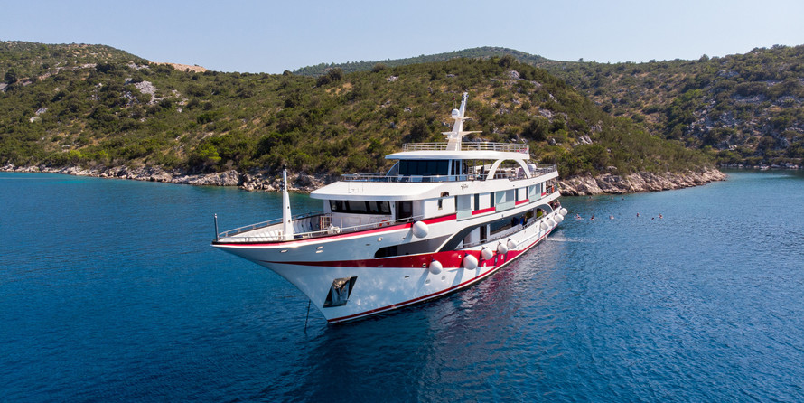 Luxury motor yacht pearl 60