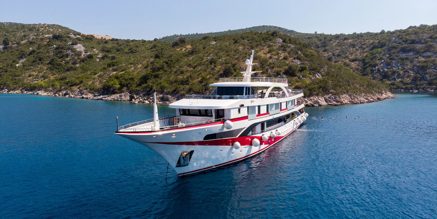 Luxury motor yacht pearl 60