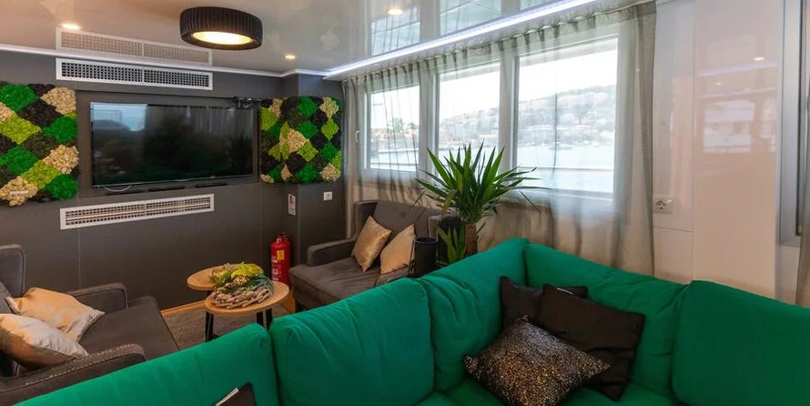 Luxury motor yacht pearl 60