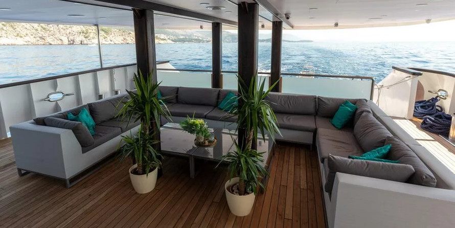 Luxury motor yacht pearl 60