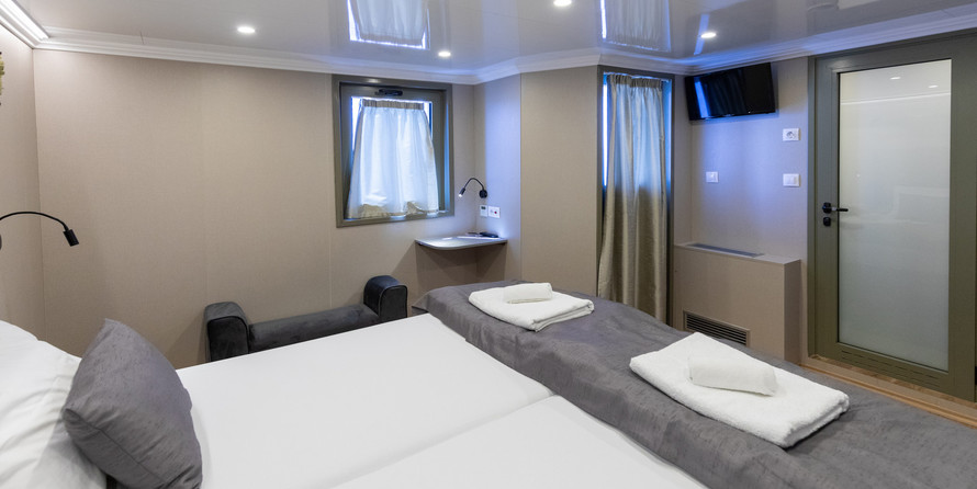 Luxury motor yacht pearl 60