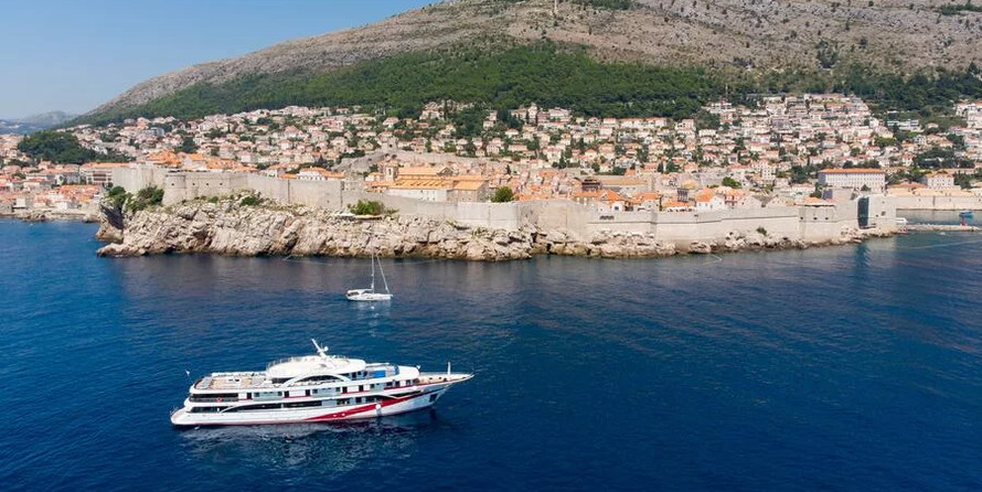 Luxury motor yacht pearl 60