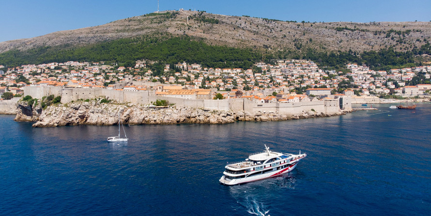 Luxury motor yacht pearl 60