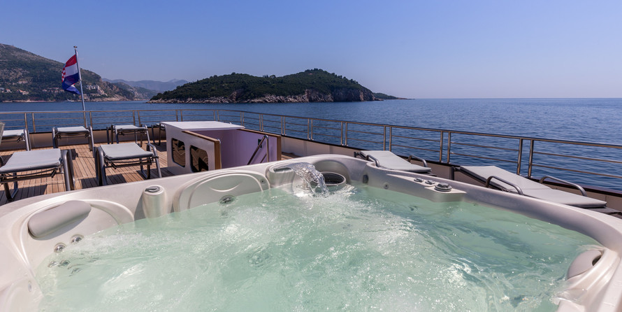 Luxury motor yacht pearl 60