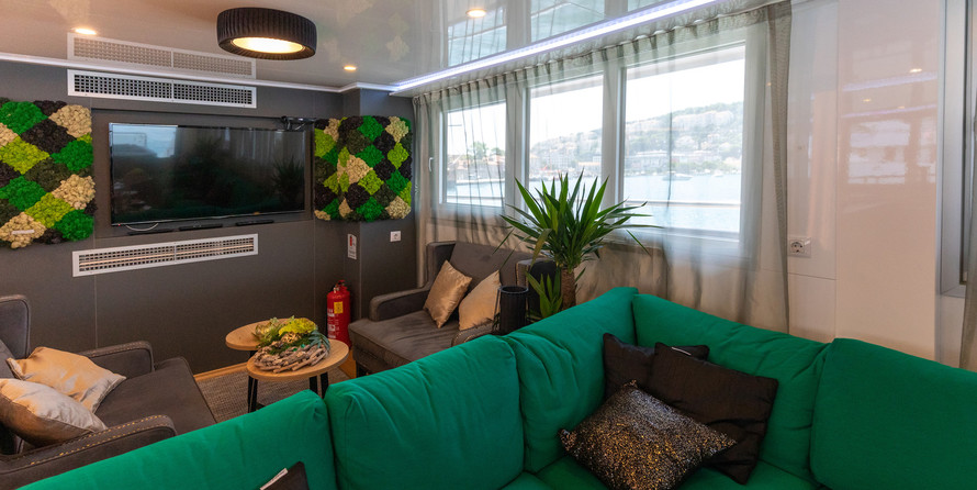 Luxury motor yacht pearl 60