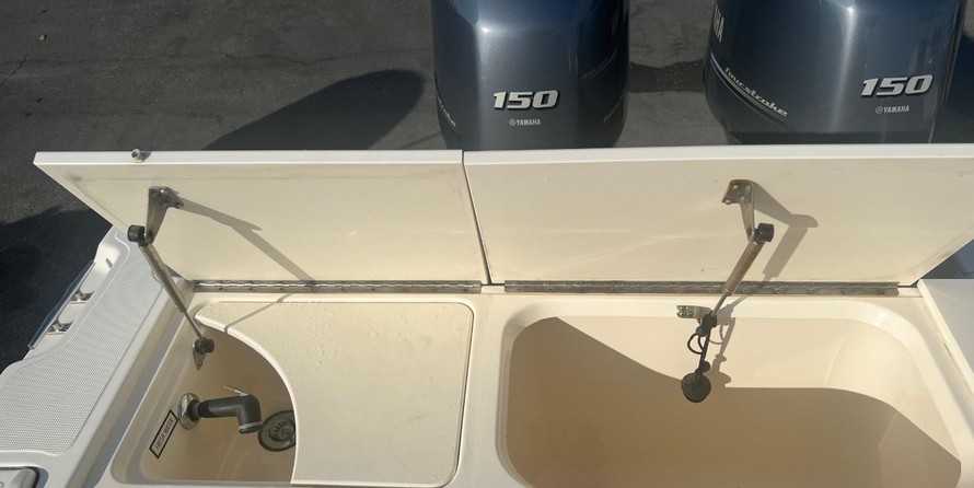 Pursuit 2870 center console