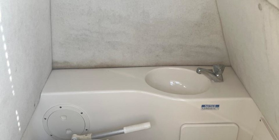 Pursuit 2870 center console