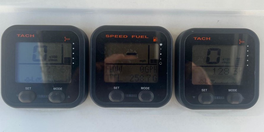 Pursuit 2870 center console